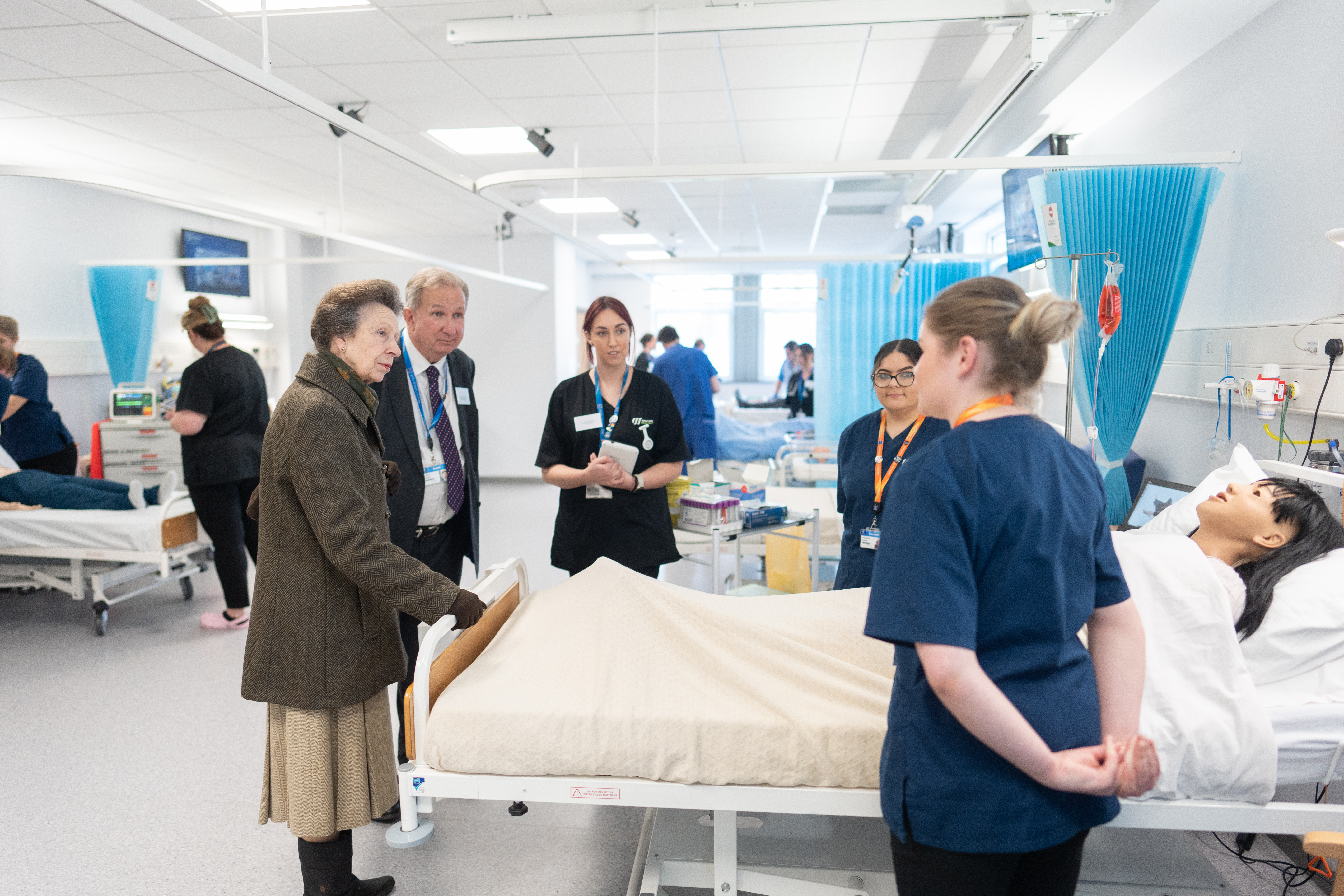 HRH talking to students in the simulation room