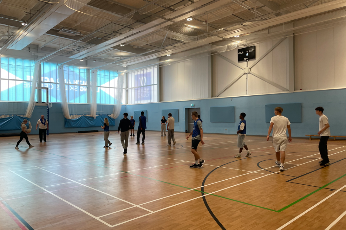 Sport students playing basketball 