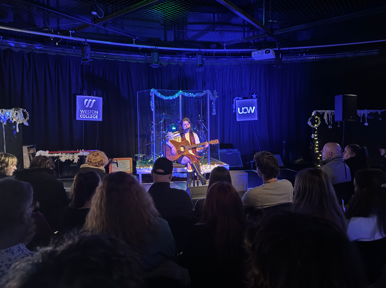 Mina performing her solo performance