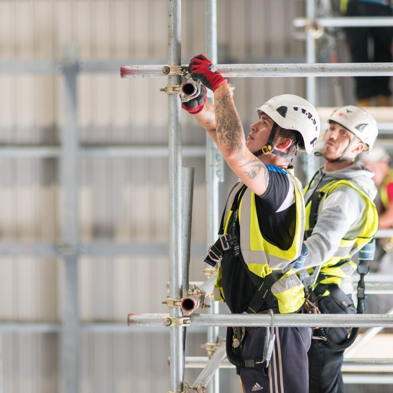 Scaffolding apprentice builds scaffold