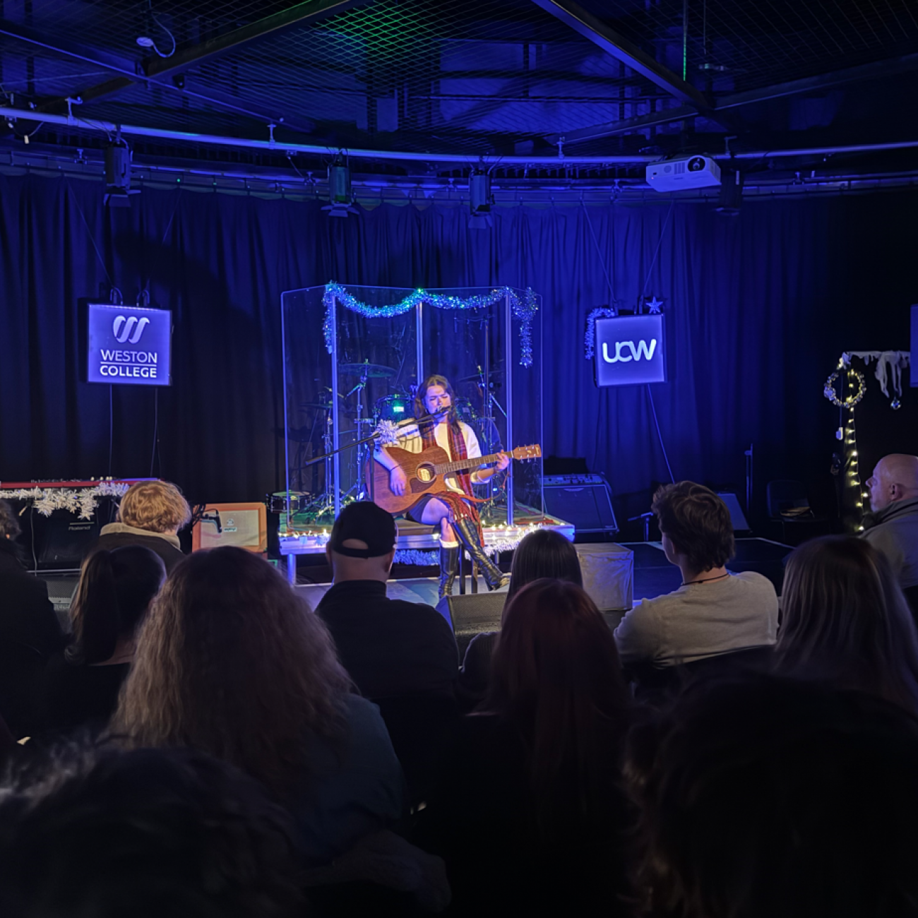 Mina performing her solo performance