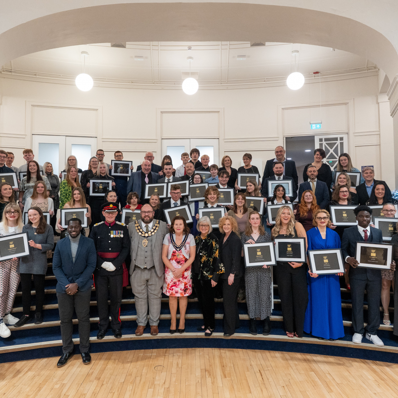 All of the award winners together on the steps