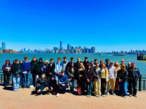Group photo in front of the statue of liberty